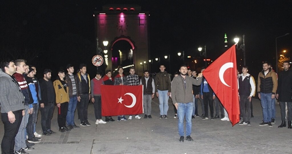 Çarşambalı gençlerden şehitler için saygı duruşu