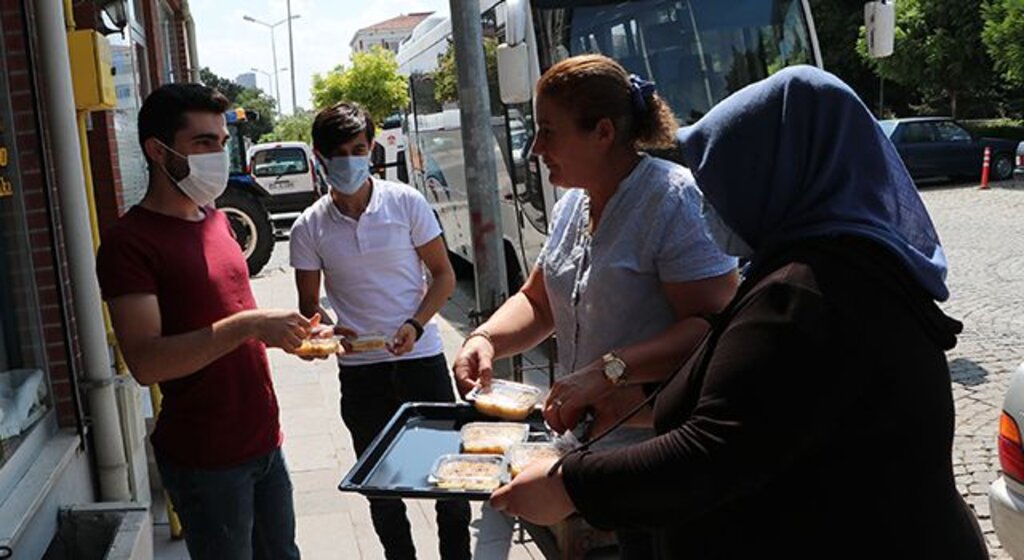 Havzalı kadınlar aşure ikram etti