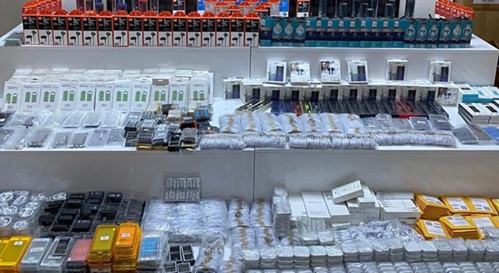 Samsun'da bin 997 adet kaçak cep telefonu malzemesi ele geçirildi