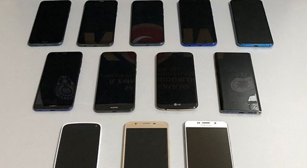 Samsun'da bir evde 12 kaçak telefon ele geçti