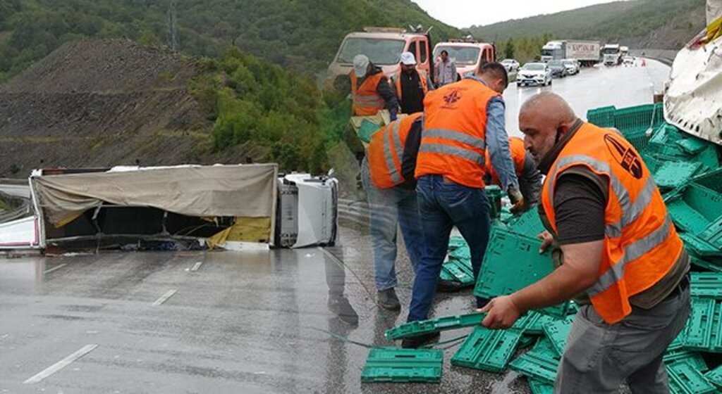 Samsun'da tır kamyonla çarpıştı: 2 yaralı