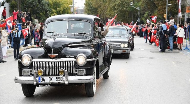 Kadıköy’de Klasik Otomobillerden Cumhuriyet Konvoyu