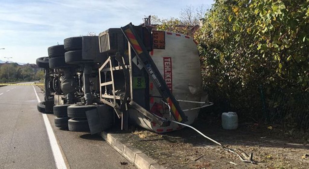 Balıkçı teknelerine yakıt taşıyan tanker devrildi: 1 yaralı