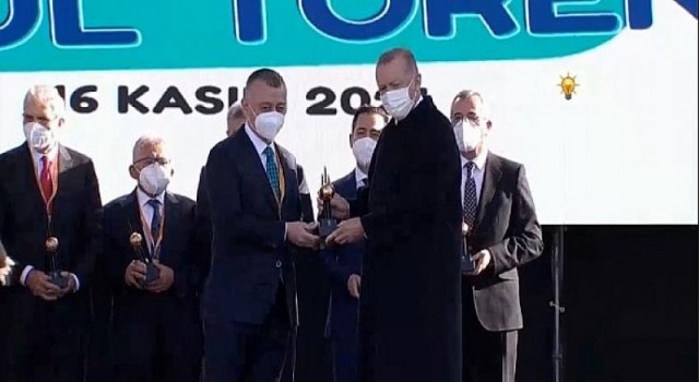 Cumhurbaşkanı Erdoğan, Başkan Büyükakın’a gençlik hizmetleri ödülünü verdi