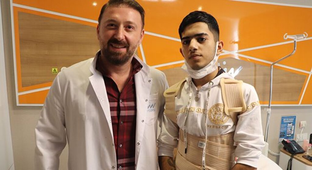 Doğuştan skolyoz olan hastayı 4 saatte iyileştirdi