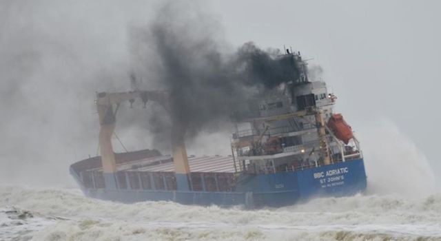 Karadeniz'de kötü hava şartları nedeniyle gemiler Samsun açıklarında bekletiliyor