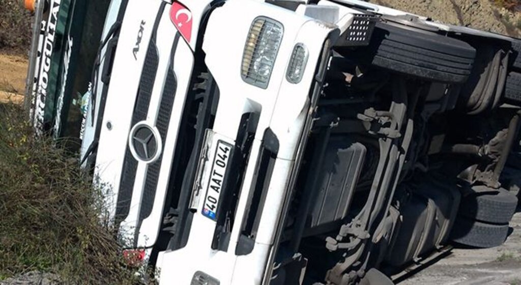 Samsun'da TIR devrildi: 1 yaralı
