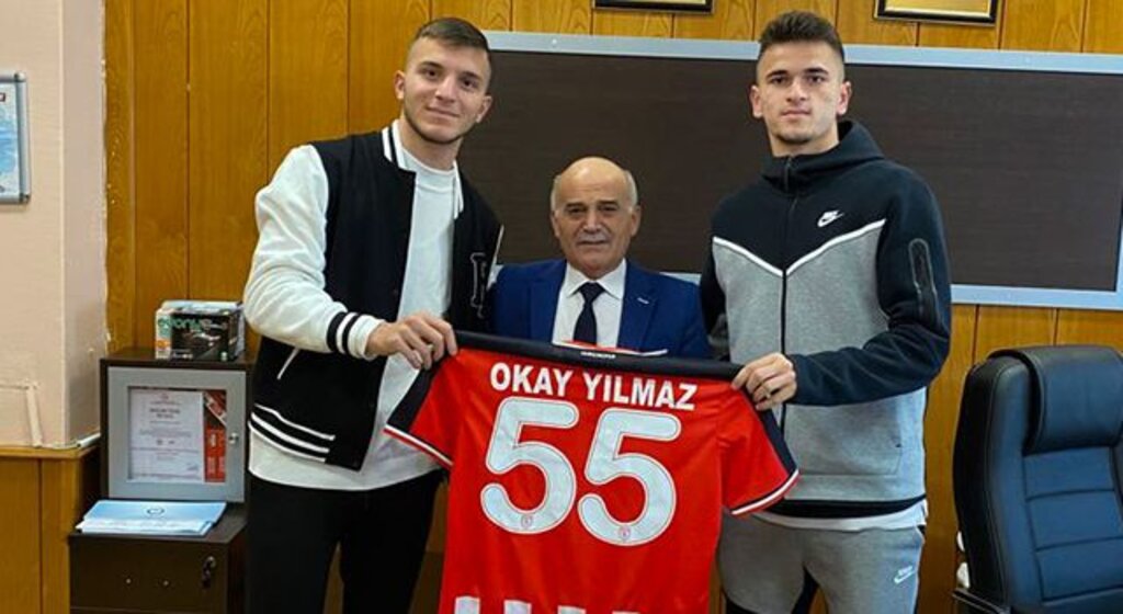 Samsunsporlu Futbolculardan Müdür Yılmaz'a Forma
