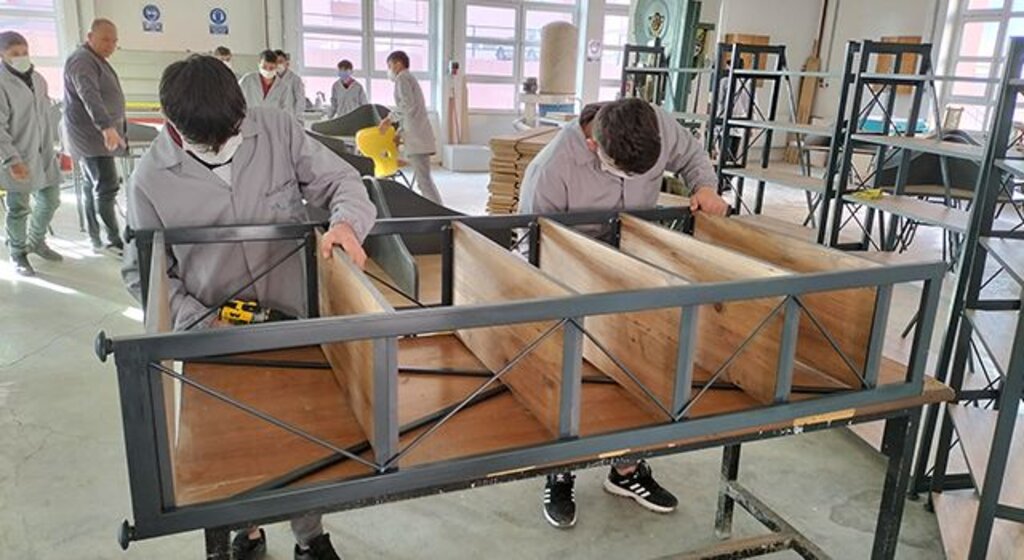 Vezirköprü Mesleki ve Teknik Anadolu Lisesi öğrencileri, kütüphane eşyaları yapıyor