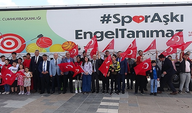 Samsun'da Yardım tırı Türk bayraklarıyla karşılandı