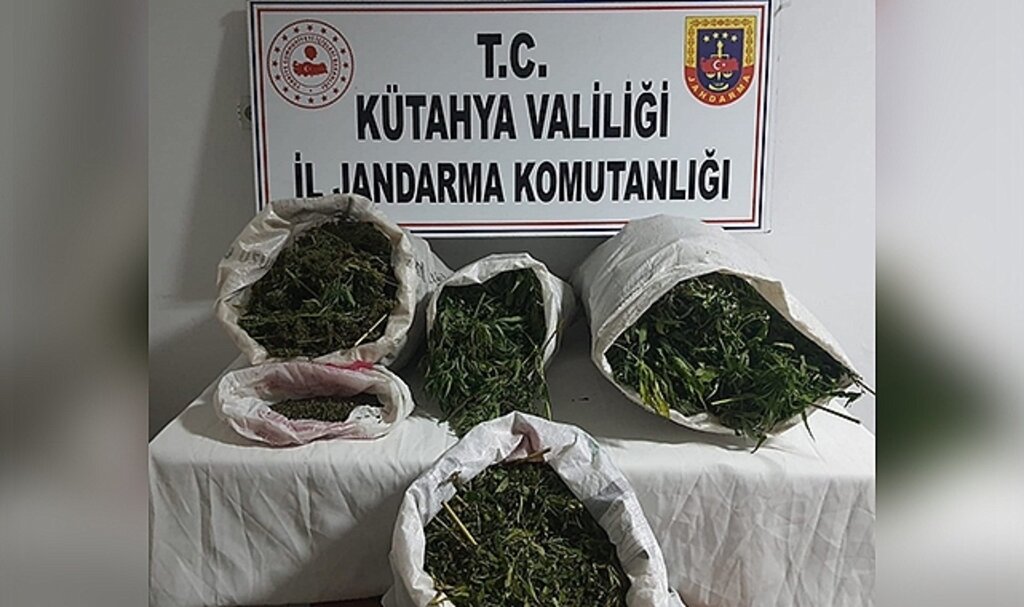 Simav�da 27 kilo kubar esrar ile yakalanan 2 zanlıdan 1�i tutuklandı