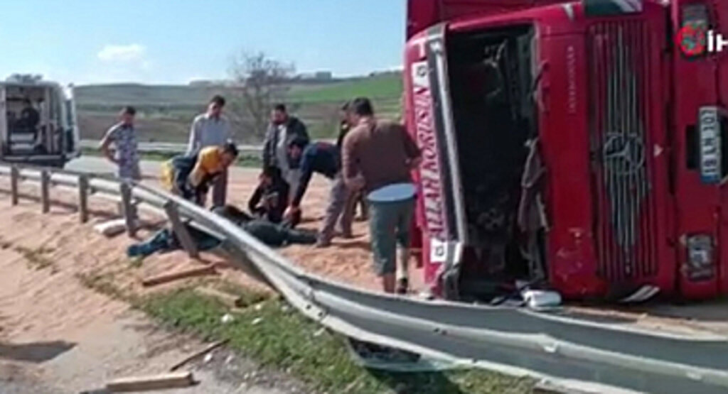 Samsun’ da Buğday Yüklü Kamyon Devrildi: 2 Yaralı