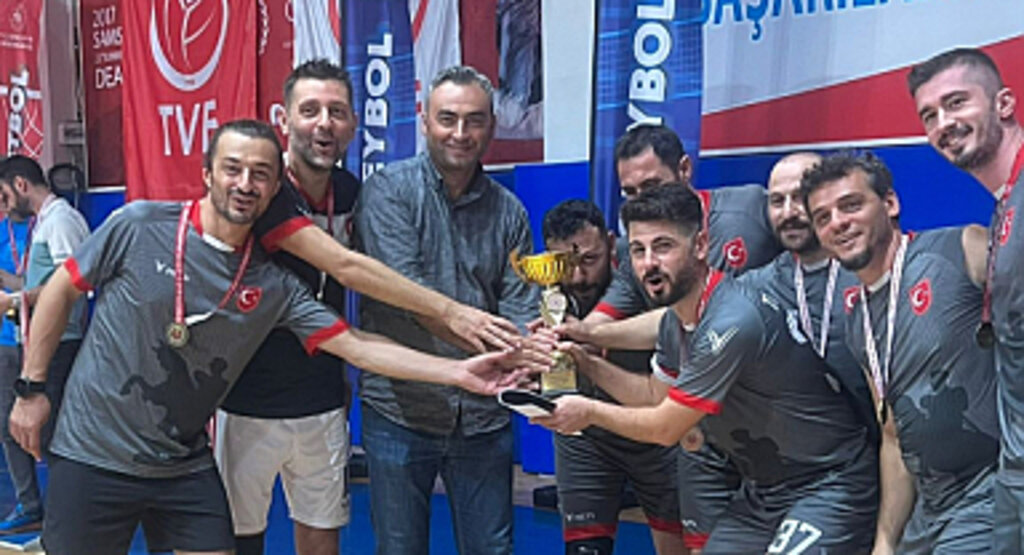 Filede Şampiyonlar Kupalarını Aldı