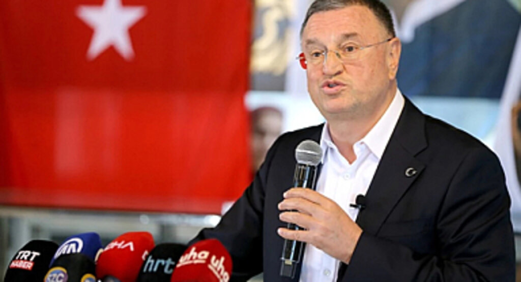 Lütfü Savaş, Hatay'da Gövde Gösterisi Yaptı: Haluk Levent ve Gökhan Zan'ı Hedef Aldı, Kalabalık Yuhaladı