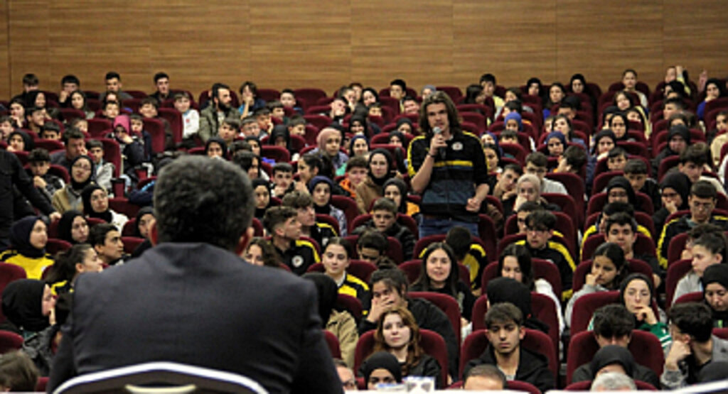 Vezirköprü'de Kaymakam Kaya'dan Öğrencilere Kariyer Dersi