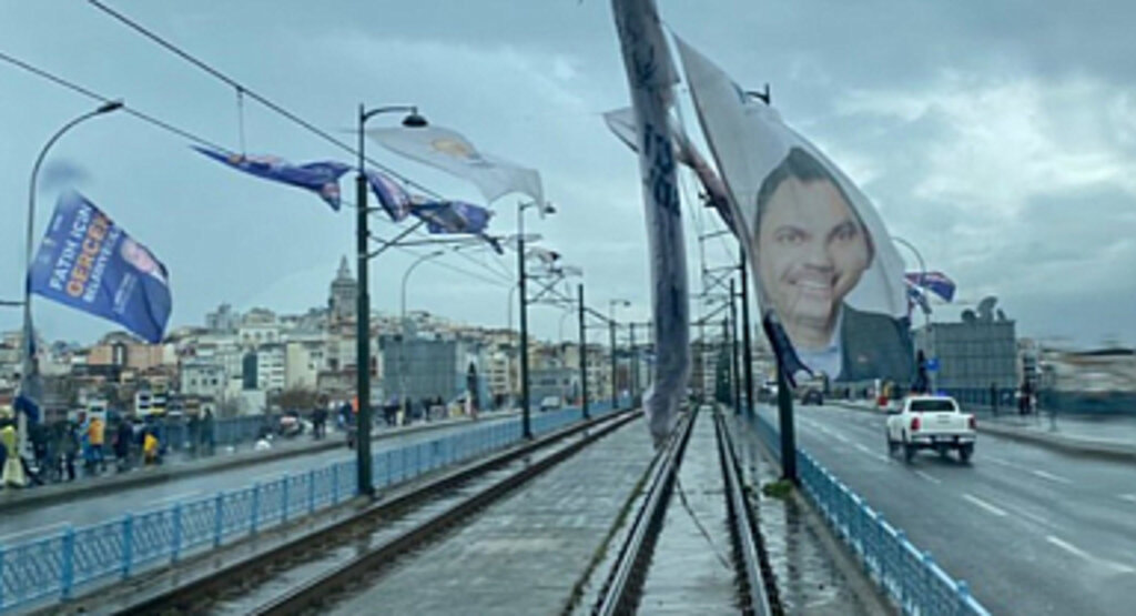  Galata Köprüsü'nde Olay: Seçim Afişi Tele Dolandı, Tramvay Seferleri Etkilendi