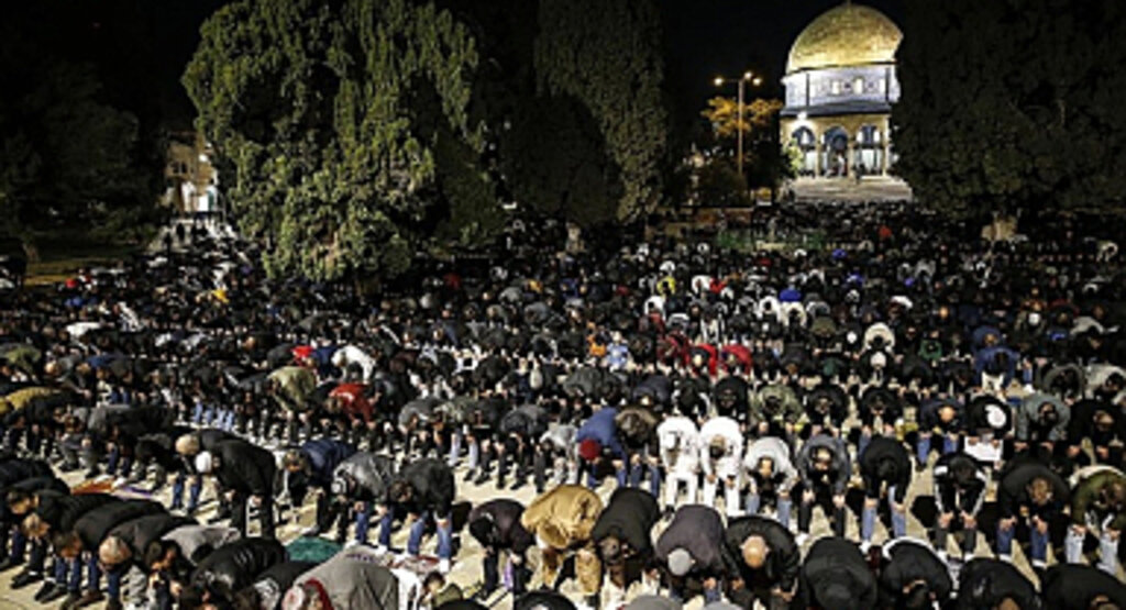 İsrail Kısıtlamalarına Rağmen Mescid-i Aksa'da Teravih Namazı: 35 Bin Müslüman Bir Araya Geldi