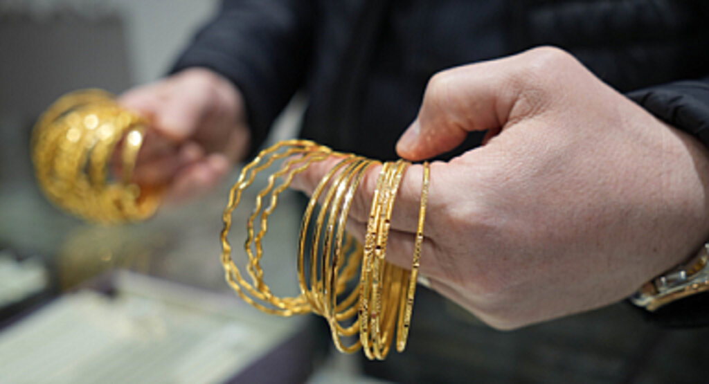 Moda değişiyor: Geniş bileziklerin yerini zarif ajda model bilezikler alıyor