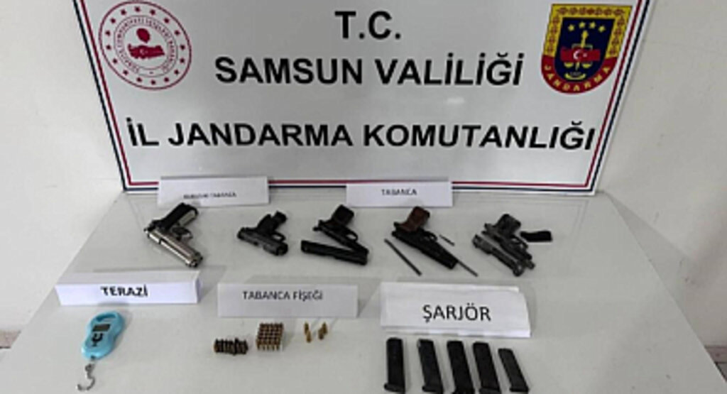 Samsun Çarşamba'da Bir Evde 5 Tabanca Ele Geçirildi
