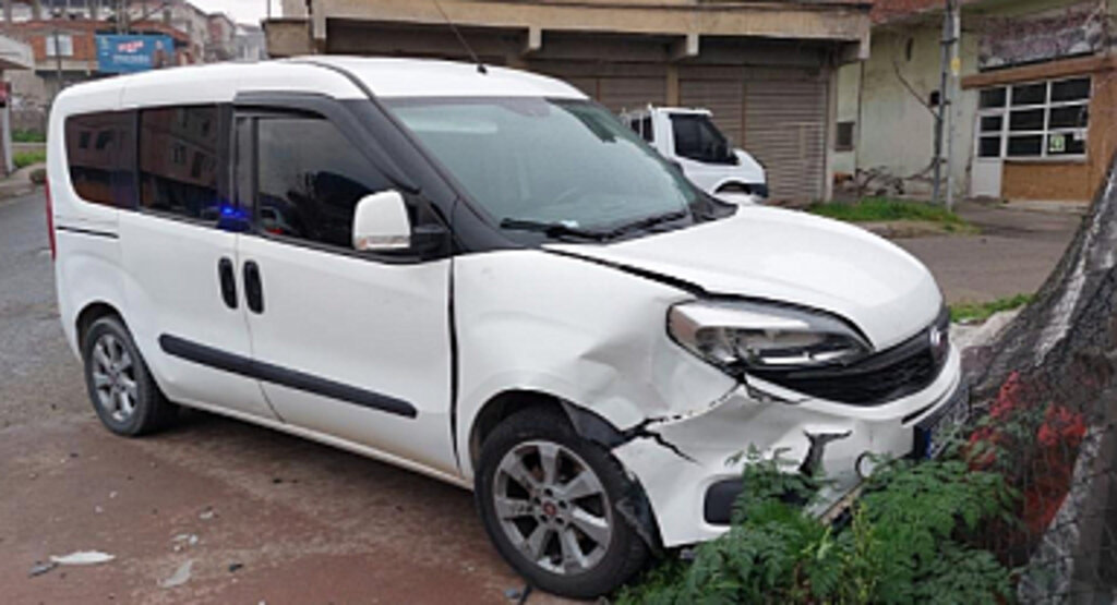 Samsun'da Trafik Kazası: Hafif Ticari Araç ile Otomobil Çarpıştı