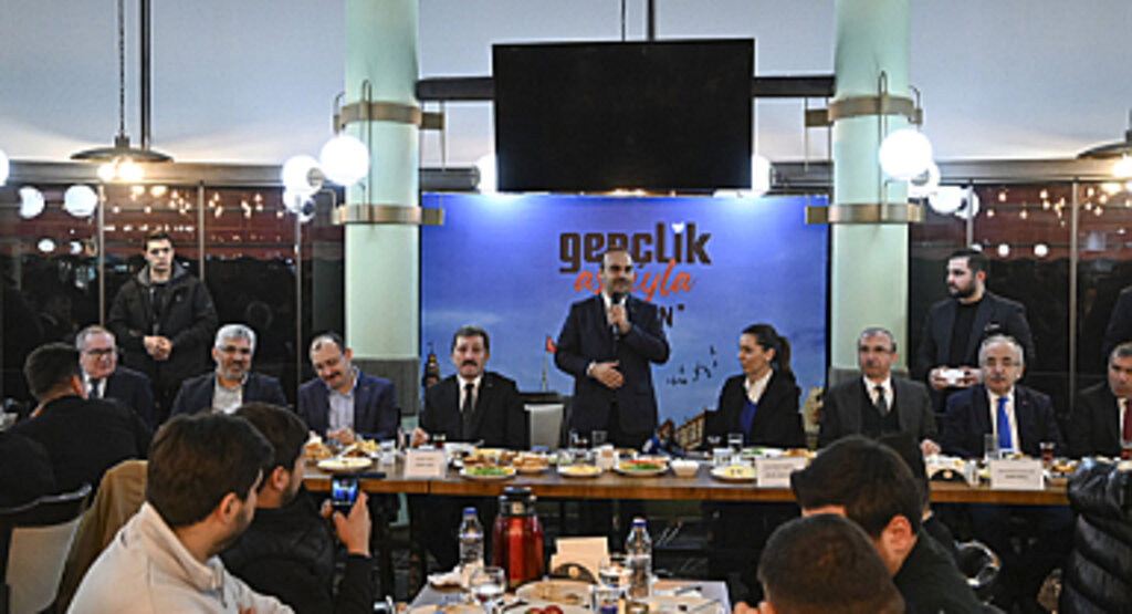 Sanayi ve Teknoloji Bakanı Kacır, Samsun'da Gençlerle Sahurda Bir Araya Geldi