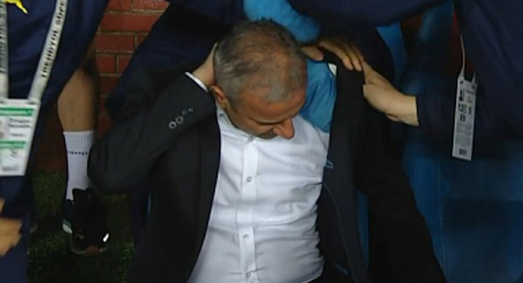 Trabzonspor - Fenerbahçe maçında İsmail Kartal'a su şişesi atıldı