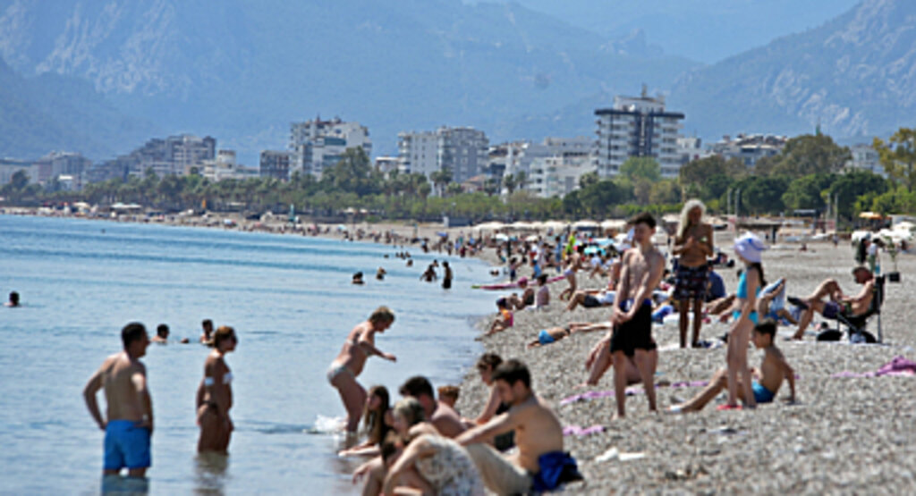 Antalya'da Ramazan Bayramı tatili: Sahillerde yoğunluk artıyor, oteller dolup taşıyor