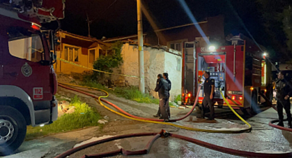 Elektrik Kaçağından Çıkan Yangın Evi Küle Çevirdi