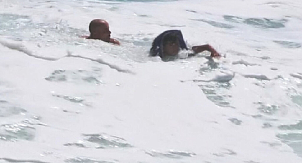 Fırtınalı Havada Denize Giren Genç Ölümden Döndü