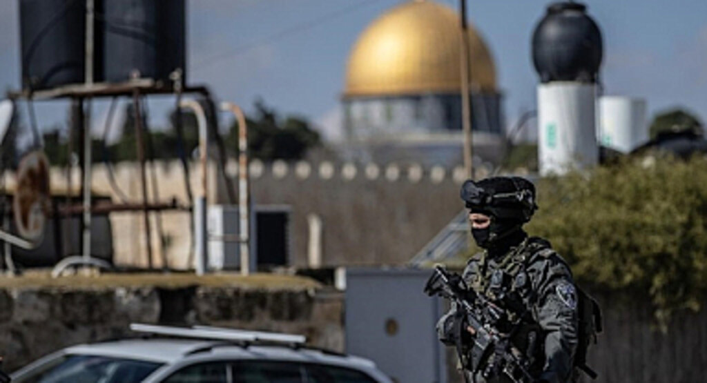 İsrail polisi sabah namazında Mescid-i Aksa'ya İHA'dan göz yaşartıcı gaz attı