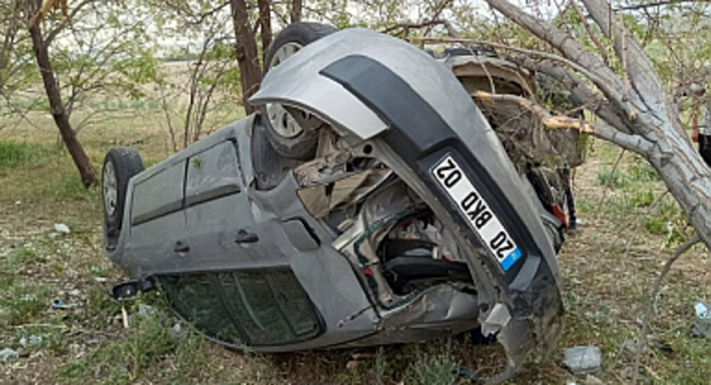 Lastiği Patlayan Otomobil Takla Attı: 4 Yaralı