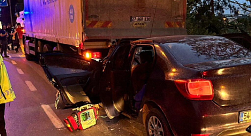 Otomobil, PTT Kamyonuna Ok Gibi Saplandı: 1 Ölü, 2 Yaralı