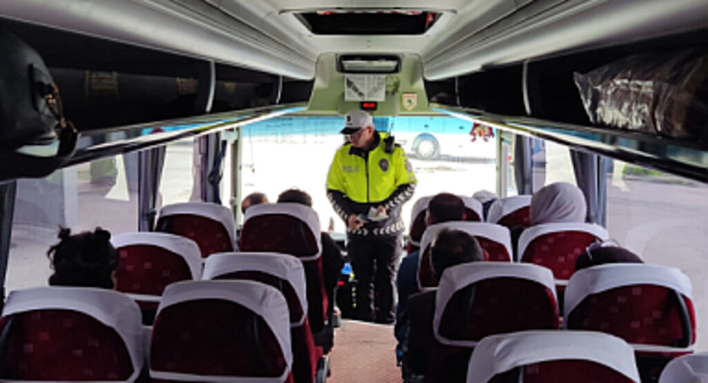 Samsun'da Emniyet Kemeri Bilgilendirmesi: 670 Yolcuya Broşür Dağıtıldı