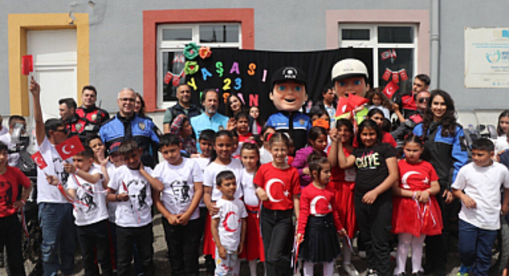 Samsun'da Polisler, 23 Nisan'ı Çocuklarla Kutladı