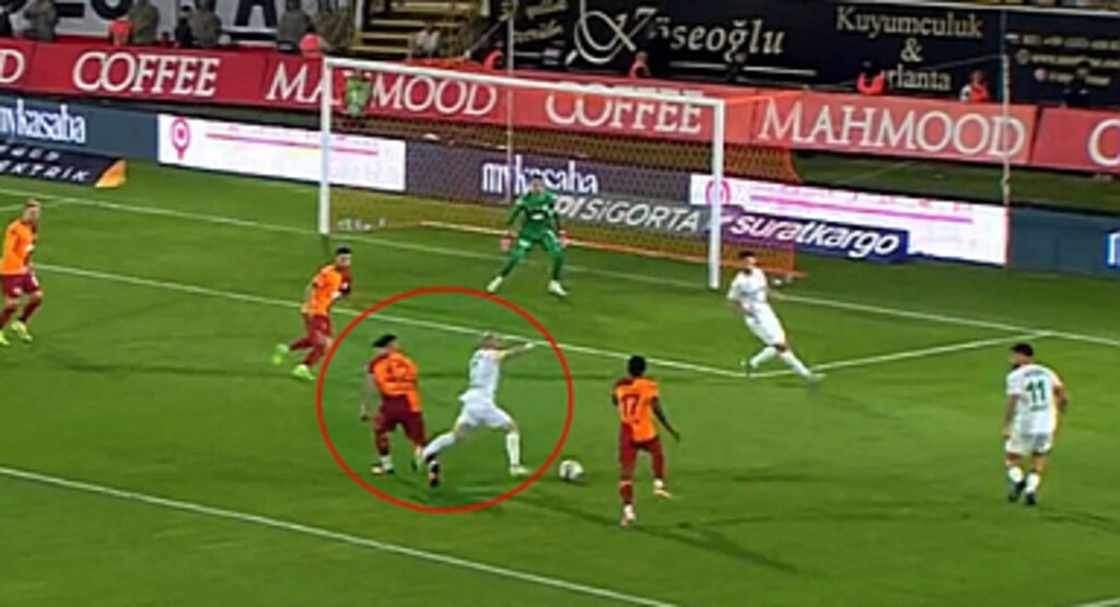 Süper Lig'de Alanyaspor-Galatasaray Maçında Tartışmalı Penaltı Pozisyonu