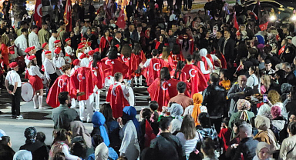 Tekkeköy'de 23 Nisan Kutlamaları Fener Alayıyla Taçlandırıldı