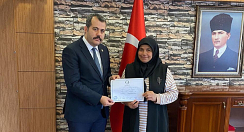 Vezirköprü'de Tarihi Adım: Tek Kadın Muhtar Şerife Ak Mazbatasını Aldı