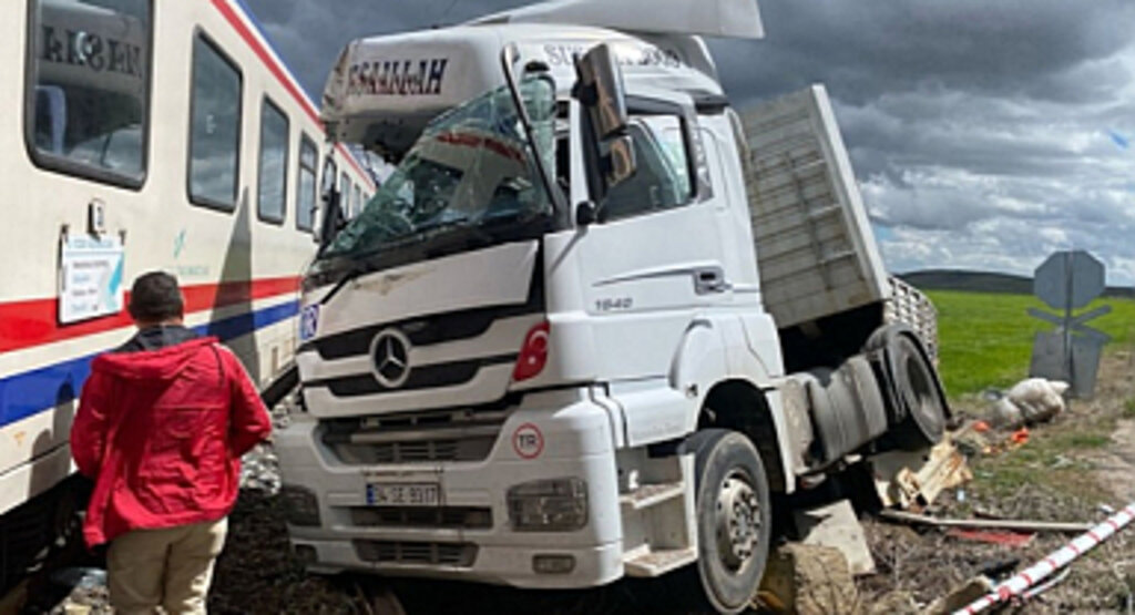 Yolcu Treni, TIR'a Çarptı