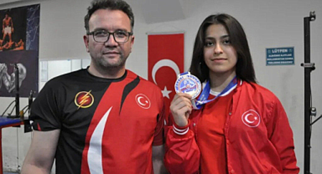 30 Yıllık Ekipmanlarla Avrupa Bilek Güreşi Şampiyonası'nda Zafer