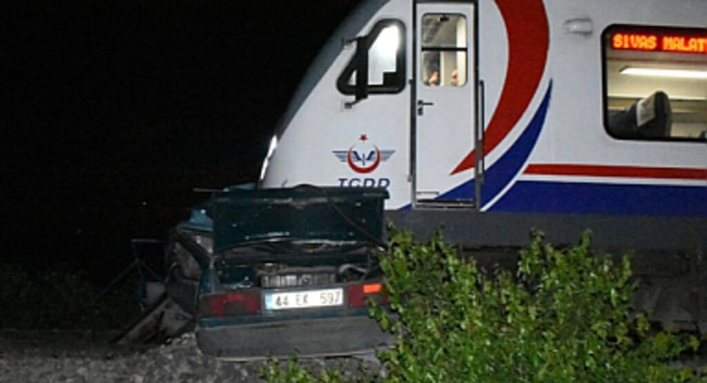 Malatya'da Tren Kazası: 17 Yaşındaki Sürücü Hayatını Kaybetti