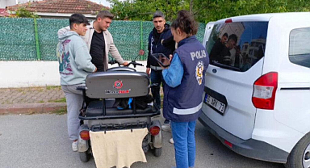 Samsun Polisi Okul Çevrelerini Denetliyor ve Toplumu Bilgilendiriyor