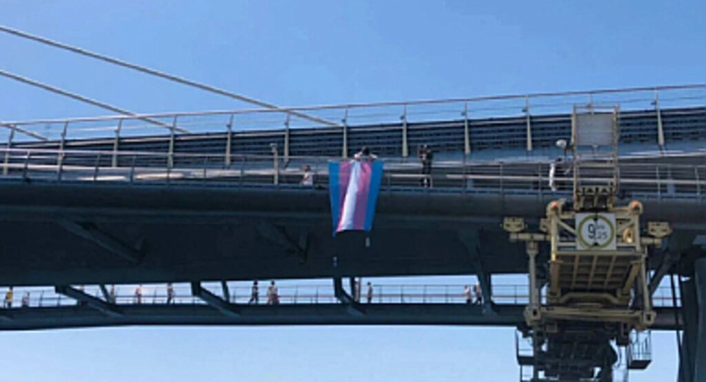 DEM Partililerin Astığı Trans Bayrağı İndirildi