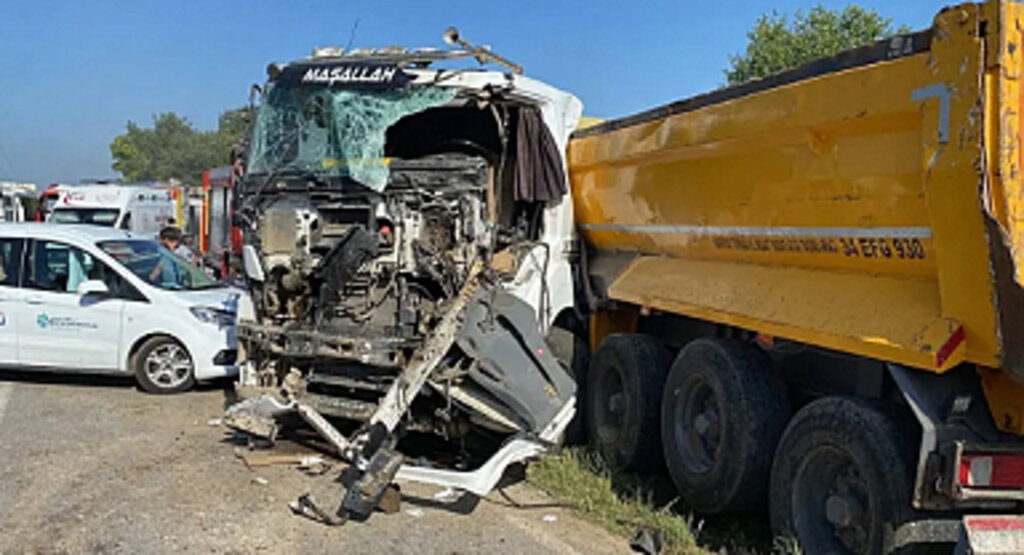 İşçi Servisi ile Kamyon Kafa Kafaya Çarpıştı