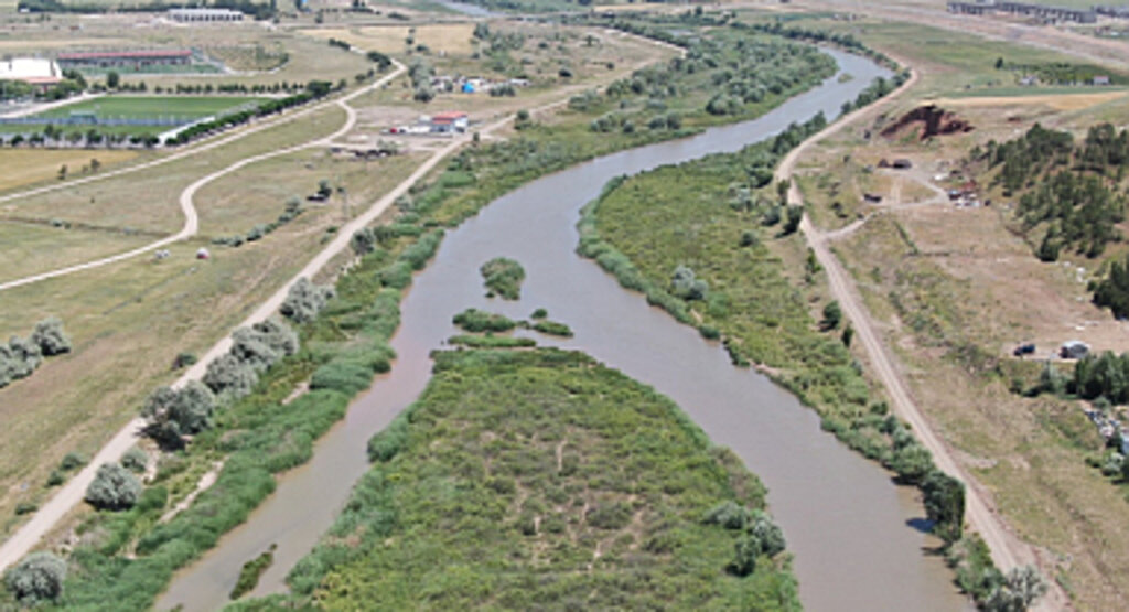 Kızılırmak Yatağı Otluğa Dönüştü!