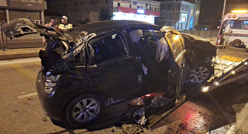 Köpeğe Çarpmamak İçin Kaza Yaptı: 3 Yaralı