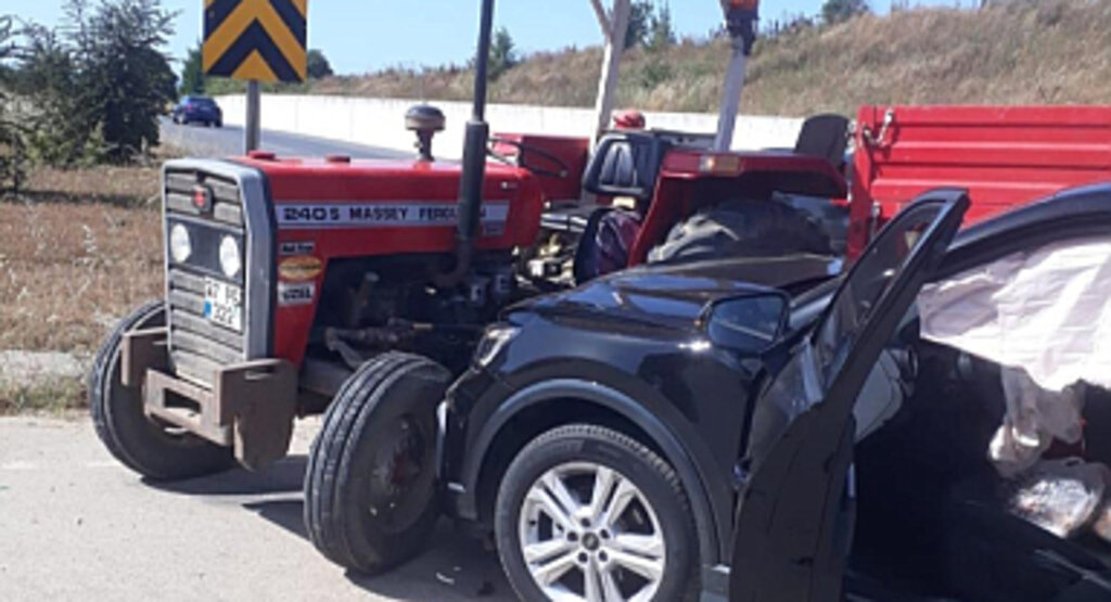 Samsun Bafra'da Otomobil Traktöre Çarptı