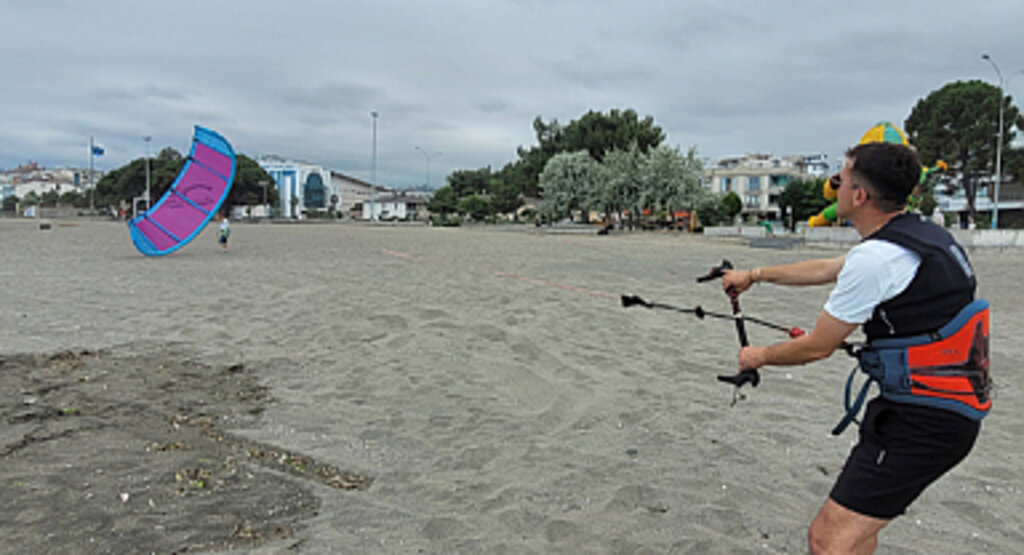 Samsun'da Adrenalin Tutkunları Uçurtma Sörfüyle Tanışıyor