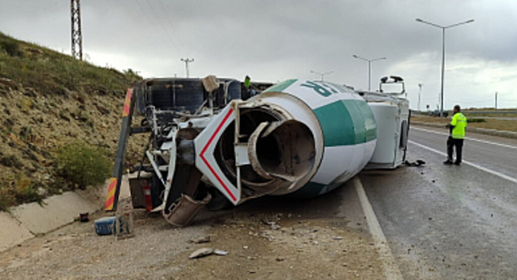 Beton Mikseri Devrildi Sürücü Hayatını Kaybetti