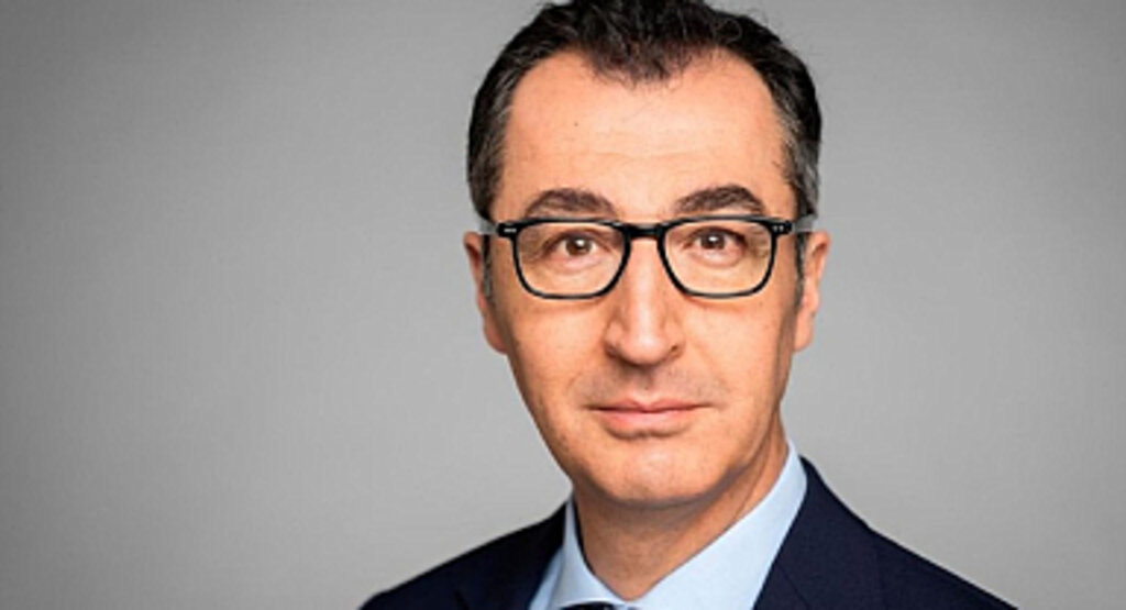 Cem Özdemir Saçmaladı : Döner Alman Yemeğidir