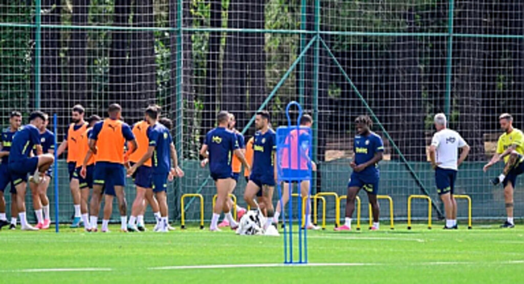 Fenerbahçe'nin UEFA Kadrosu Açıklandı: 9 İsim Kadro Dışı